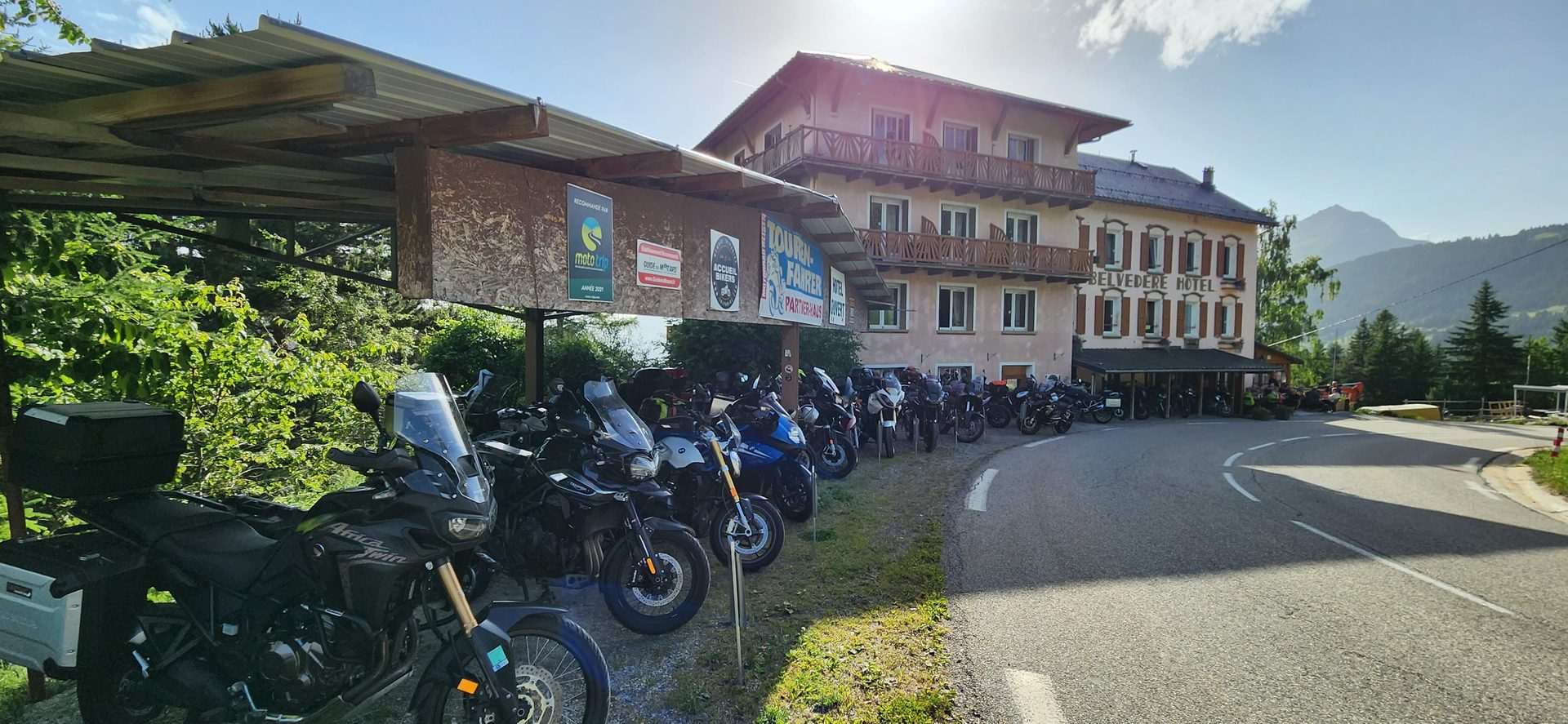 Abri motos couvert de l'Hôtel Belvédère, rangée de motos garées