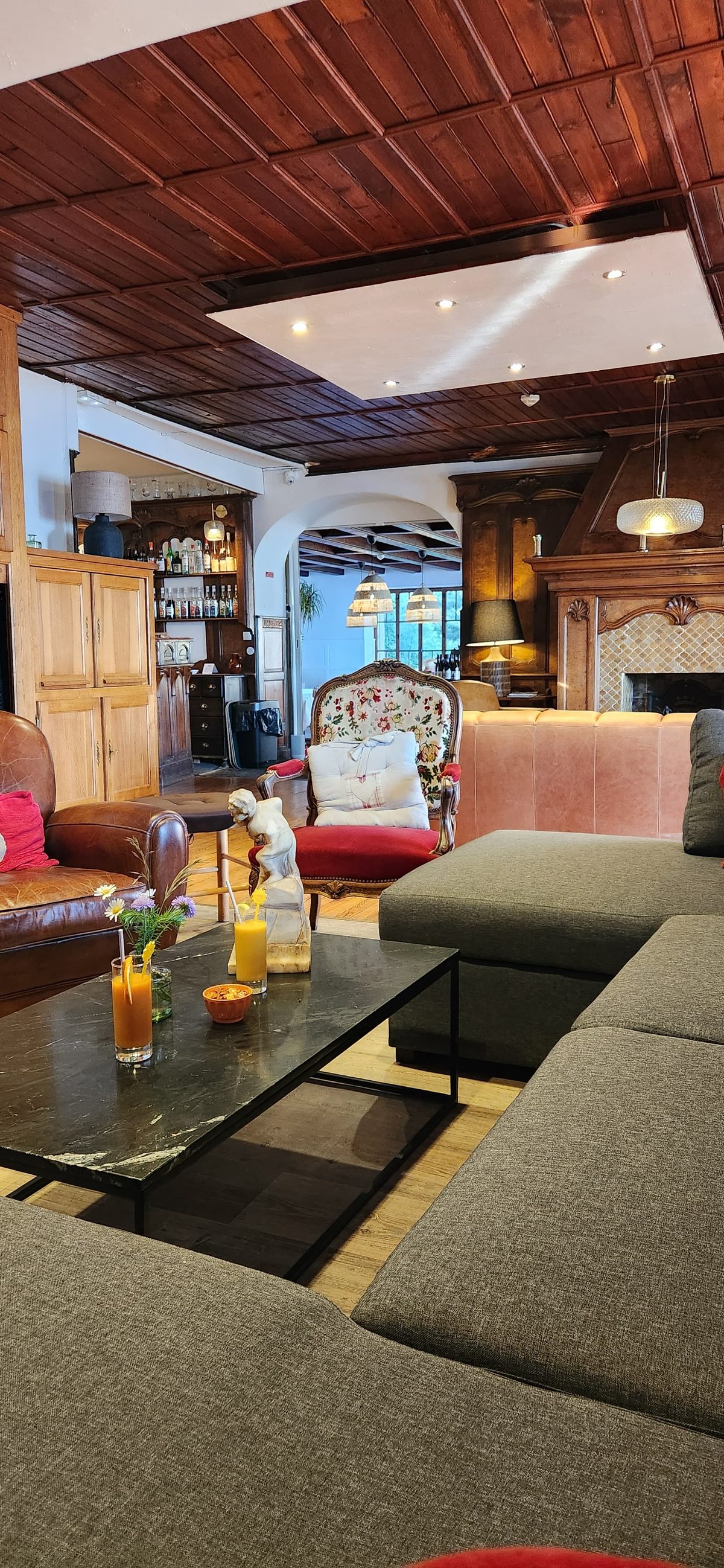 Le bar du Belvédère, boiseries et étagère de bouteilles