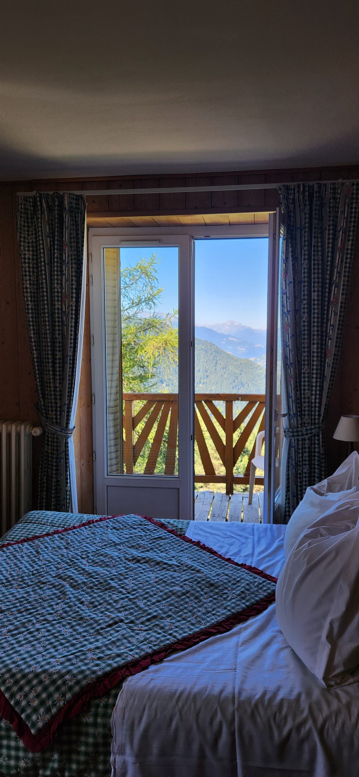 Chambre avec balcon et vue sur la vallée