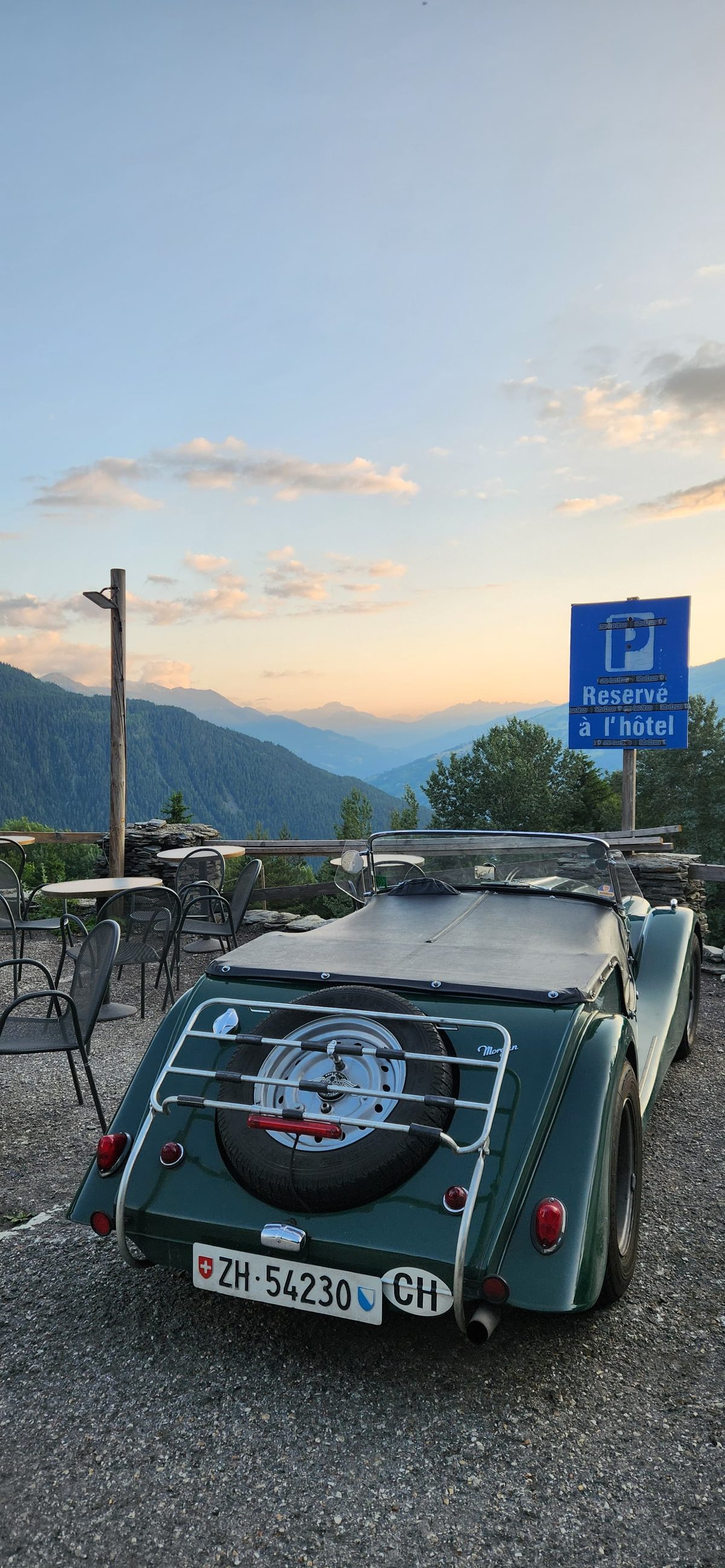 La terrasse de l'hôtel, tables face à la vallée au coucher du soleil
