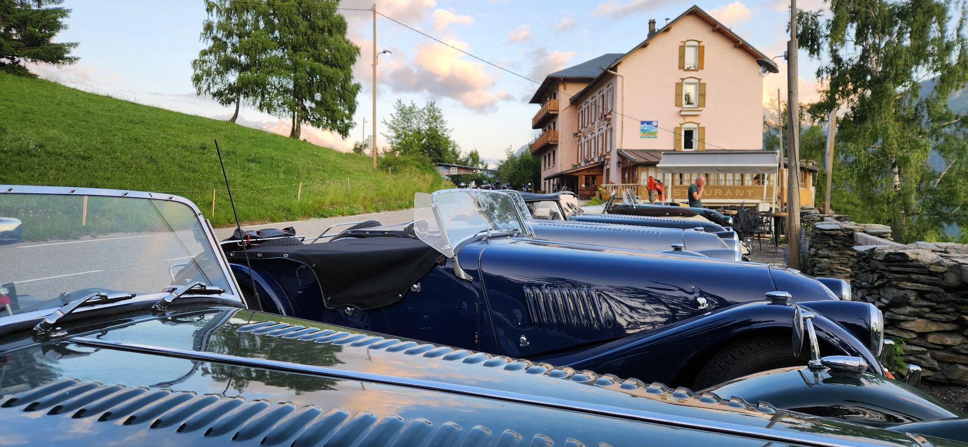 Voitures de collection garées devant l'Hôtel Belvédère